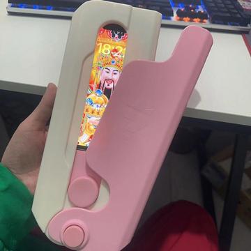 iPhone 15 Pro Max Riesiges Karottenmesser zum Stressabbauen Hülle - rosa / weiß